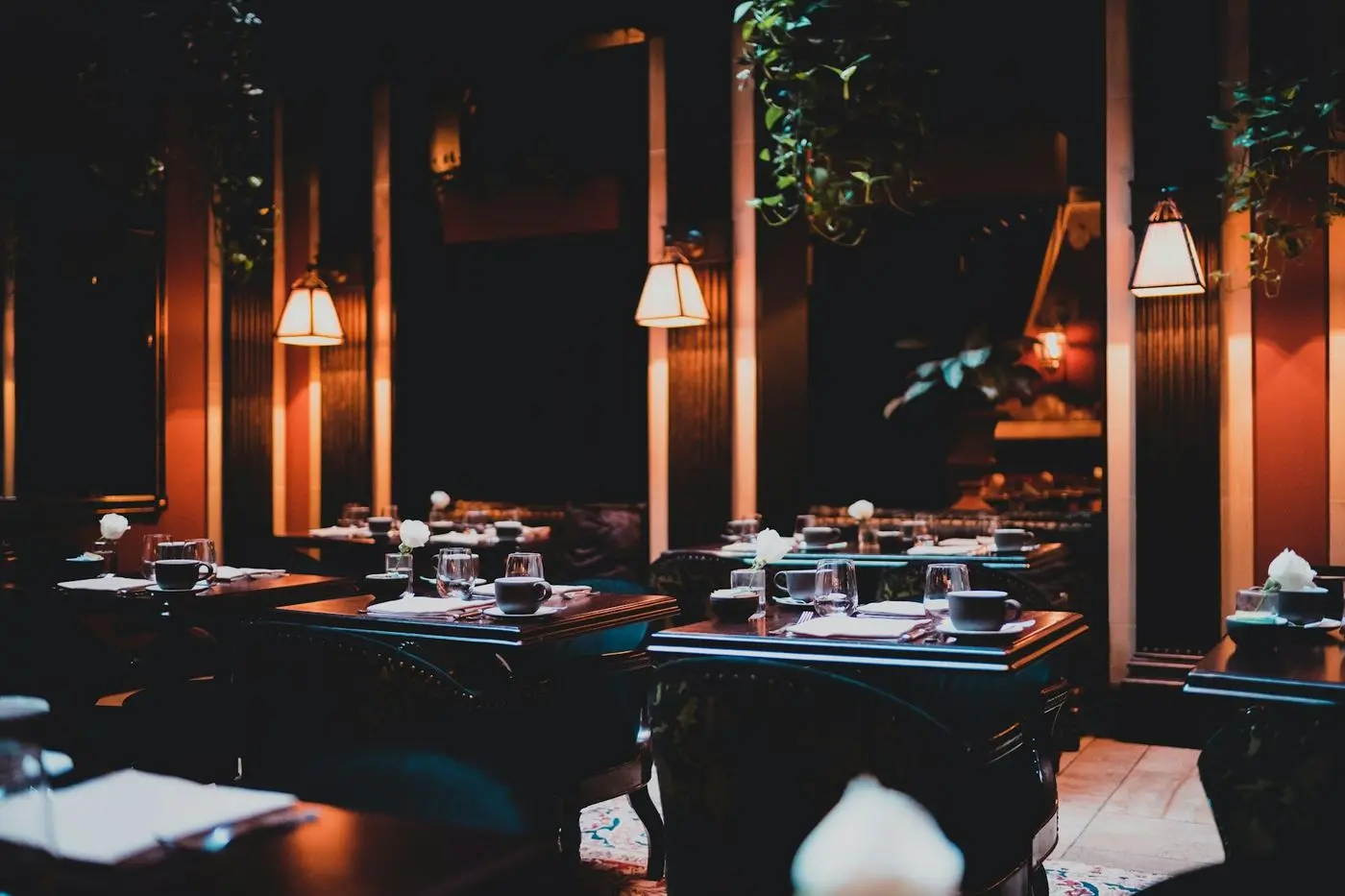 Sala restauracji wieczorem, stoliki w ciepłym świetle lamp