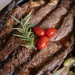 Grillowany stek z gałązką rozmarynu i pomidorkami